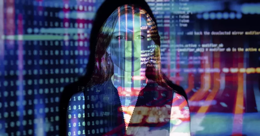 Foto de uma mulher ruiva em uma sala com projeções de números binários, códigos e dados sobre ela.