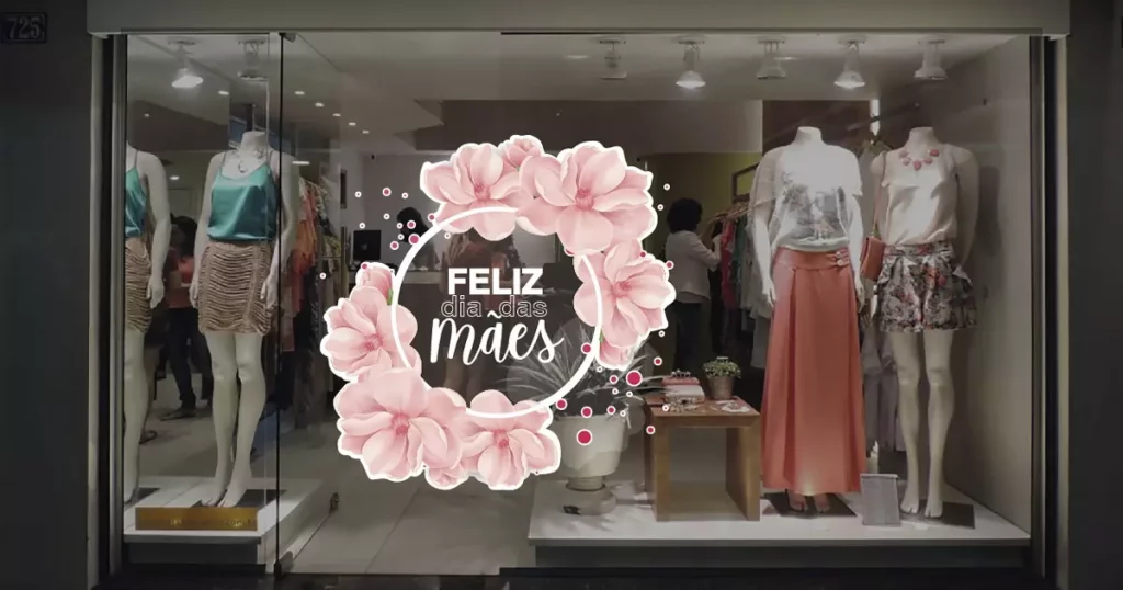 Foto de uma vitrine de loja personalizada para o dia das mães, uma das dicas para aumentar as vendas em datas sazonais.