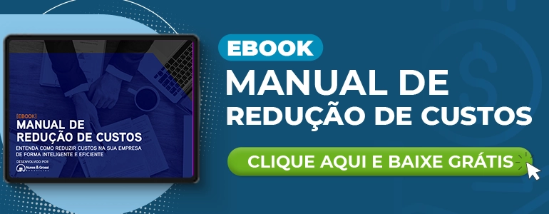 Imagem com fundo azul escuro e detalhes em azul claro e branco. Do lado esquerdo tem a foto de um tablet mostrando a capa de um ebook com o título "Manual de Redução de Custos. Entenda como reduzir custos na sua empresa de forma inteligente e eficiente." No lado direito, porém com alinhamento à esquerda, tem os dizeres "Ebook. Manual de redução de custos" e logo abaixo um botão verde escrito "Clique aqui e baixe grátis".