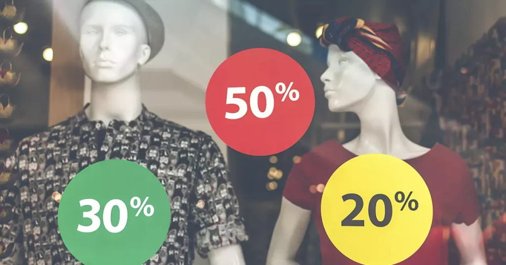 Foto de uma vitrine com etiquetas de desconto de 20%, 30% e 50% durante a black friday