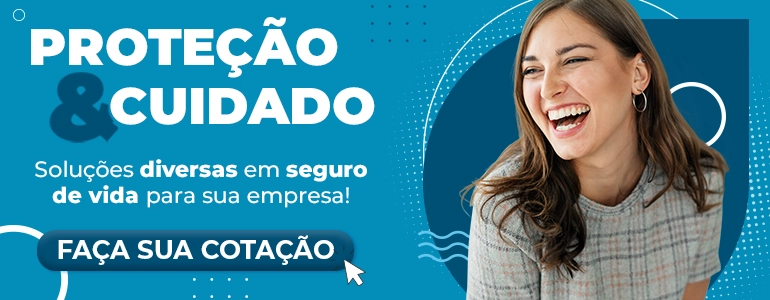 Imagem com fundo azul claro. Do lado esquerdo estão os dizeres "Proteção & Cuidado. Soluções diversas em seguro de vida para sua empresa!" seguidos de um botão escrito "Faça sua cotação". Do lado direito tem a foto de uma mulher branca, cabelo castanho claro e liso, sorrindo e usando uma blusa xadrez cinza. Existem elementos decorativos em tons de azul e branco por toda a imagem.