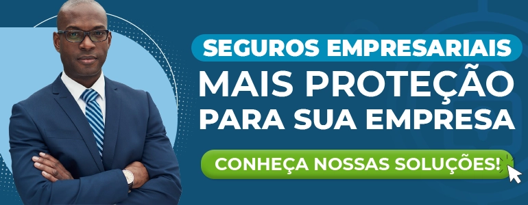 Imagem com fundo azul escuro e ornamentos em tons de azul claro e branco. Do lado esquerdo tem a foto de um homem negro, careca, usando óculos, um paletó azul escuro por cima de uma camisa branca e gravata listrada em tons de azul, com os braços cruzados a sua frente. Do lado esquerdo tem os dizeres "Seguros empresariais. Mais proteção para sua empresa". Logo abaixo existe um botão verde escrito "Conheça nossas soluções!"